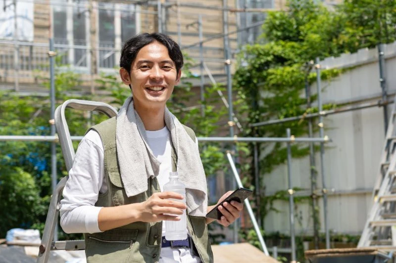 水を飲む男